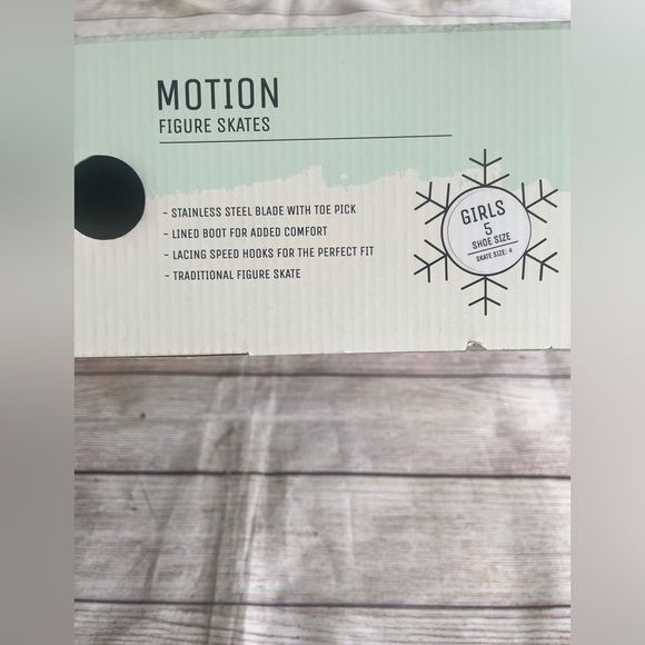 DBX Youth Traditional Ice Skate ‘20 Shoe Size:5 Skate size: 4 - Picture 2 of 5